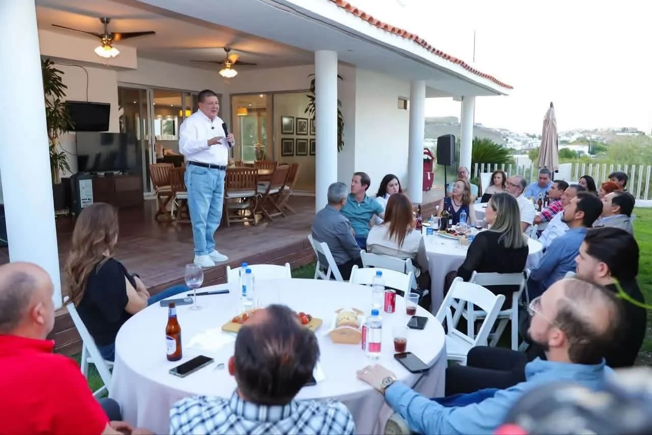 César Jáuregui dialoga con vecinas y vecinos de Bosques de San Francisco durante un encuentro ciudadano en Chihuahua capital para escuchar sus inquietudes y propuestas